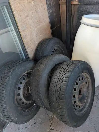 4 Pneus d'hiver usagé encore bon pour une autre saison, avec c'est 4 roues d'acier noire grandeur pn...
