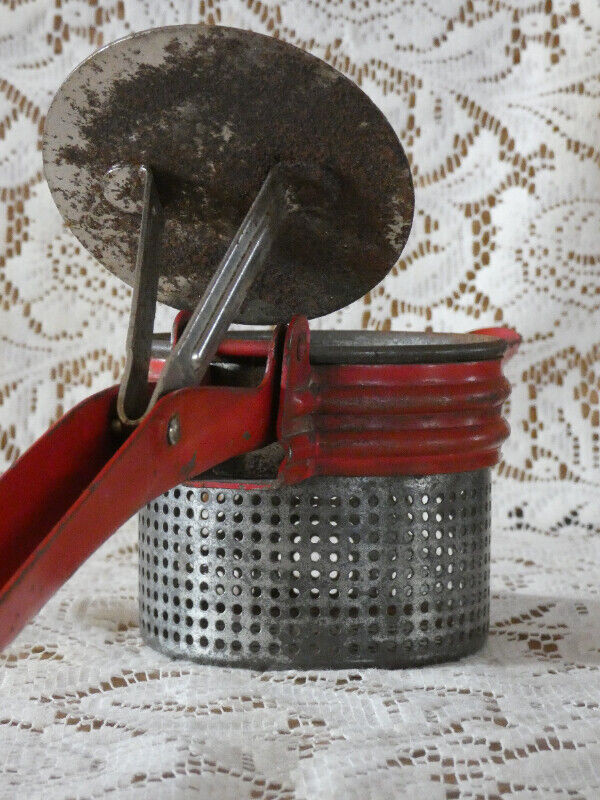Vintage masher/juicer, potato ricer, apple grater in Arts & Collectibles in St. Catharines - Image 2