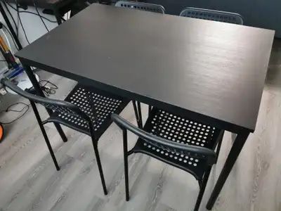 Cet ensemble de table Ikea noir avec 4 chaises est idéal pour les petits espaces. Bien qu'il soit us...