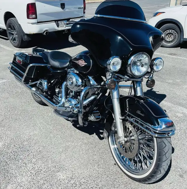 FLHTC 2010 Harley Davidson in Touring in Longueuil / South Shore - Image 6