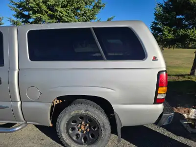 Selling the short bed from this 2005 gmc sierra . Will fit years between 2001-2007 I believe . Box i...