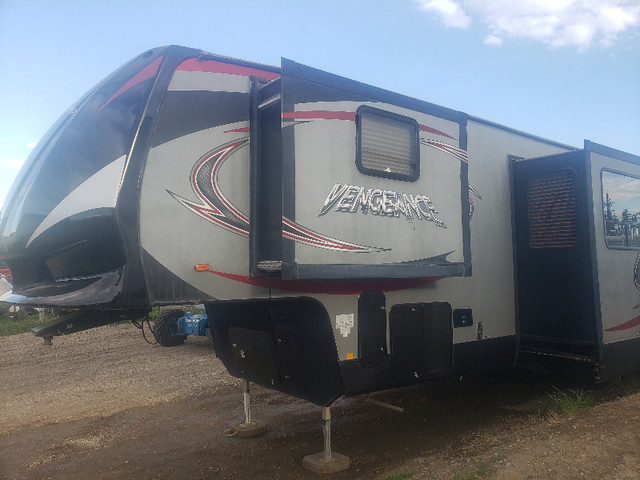 2014 Forest Vengeance 377V Toy Hauler Fifth Wheel offgrid in Travel Trailers & Campers in Saskatoon - Image 2