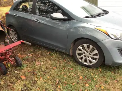 Hyundai Elantra a vendre. Problème avec la clutch. Il n'est pas enregistré et n'a pas d'inspection....