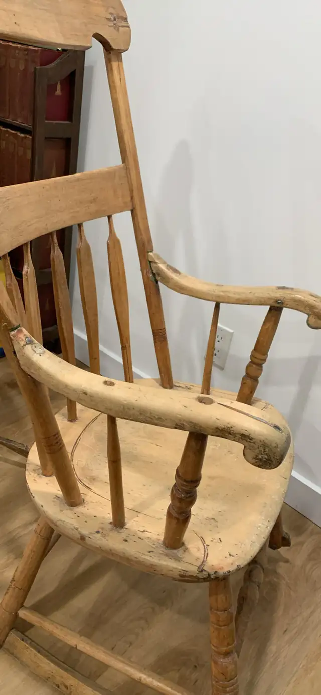 Antique Arrowback Windsor Rocking Chair Boston Rocker Primitive in Chairs & Recliners in Ottawa - Image 8