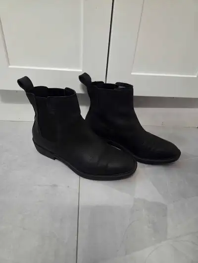 Excellent condition. Worn a few times. Very little wear to the heel of the boot. Light creasing at t...