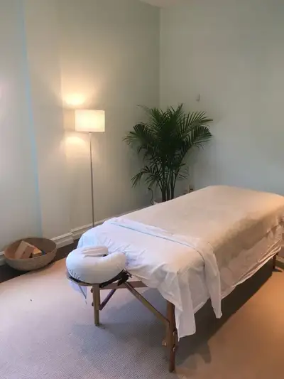 ****** CONGÉ le 13 Juin ******* De retour le 14Juin Bonjour, j'offre un massage thérapeutique relaxa...