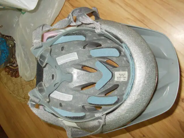 ADULT BIKE HELMET in Kids in Hamilton - Image 4