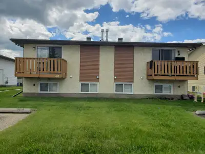 COZY IN CLEARVIEW. 3BDRM 4 PLEX