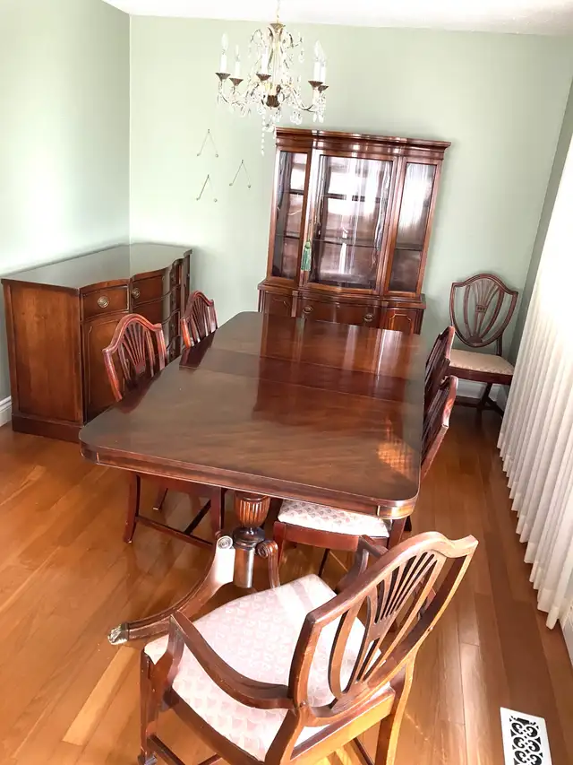 Gorgeous dining room set mahogany set ,dining table with two  le in Dining Tables & Sets in Markham / York Region - Image 2