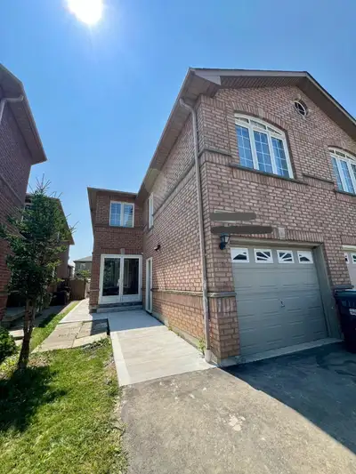 4 Bed Room with 3.5 Washrooms Location !! Location !! 2-Story Semi Home in Desirable Heartland Centr...