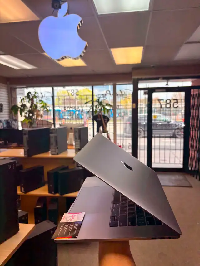 APPLE MACBOOK PRO 15" (2019) core I7 16gb/256gb in Laptops in City of Montréal - Image 3