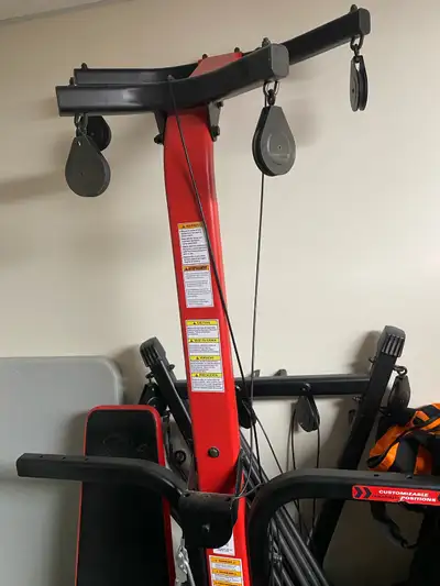 Very good condition barley used has all the parts with it. No tears on the seat or back.