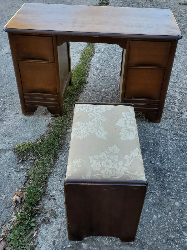 Antique vanity and stool in Other in Prince Albert - Image 2