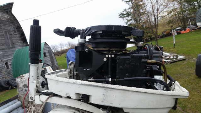 1993 JOHNSON 30 HP LONG SHAFT TILLER HANDLE OUTBOARD in Boat Parts, Trailers & Accessories in Winnipeg - Image 4