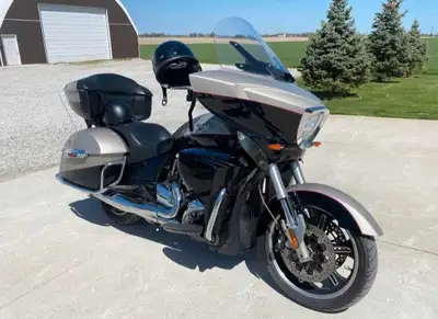Up for sale is my 2014 Victory Cross Country with just 15,000 km on it. It’s in excellent condition...