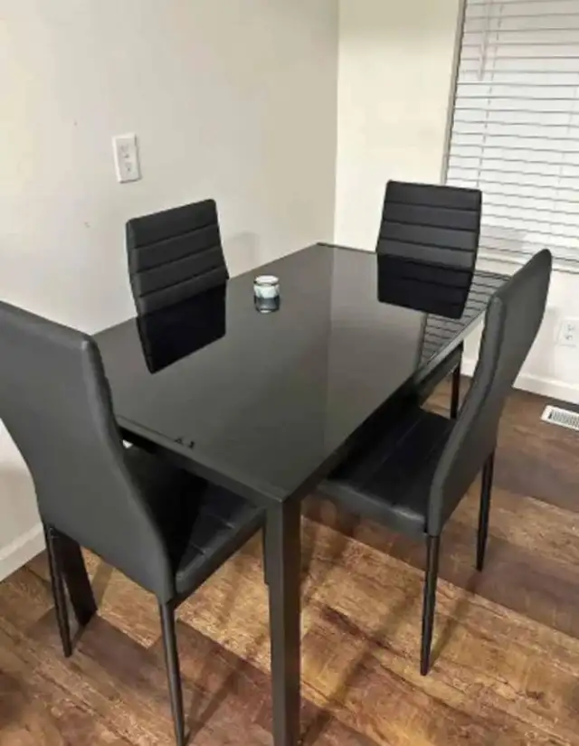 Table à Manger en Verre Premium avec 6 Chaises – Noir & Blanc in Dining Tables & Sets in Trois-Rivières - Image 3