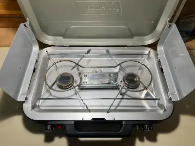 Poêle à 2 Bruleur et un réchaud – Photo – 1 Plaque de cuisson avec récipient pour graisse – Photo –...
