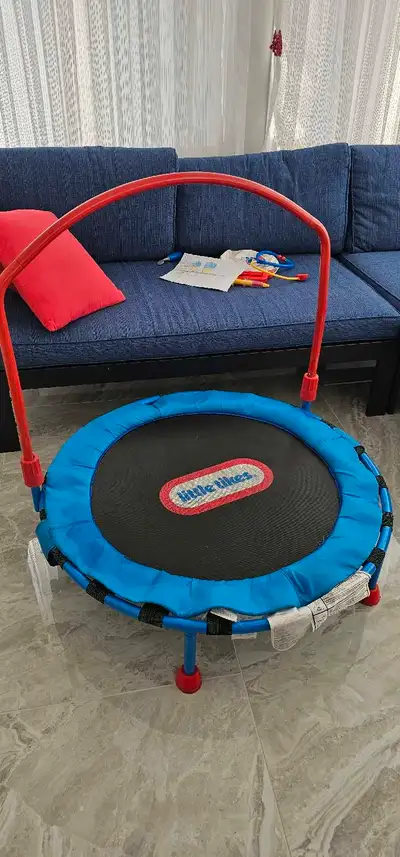 Manque le caoutchouc noir sur la barre et quelques tâches sur le tissu. Sinon en bon état, toujours...