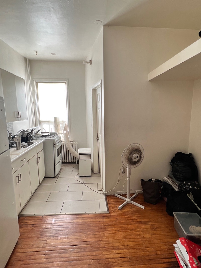 Bachelor Apartment with Big Windows 1500/mont Long Term Rentals