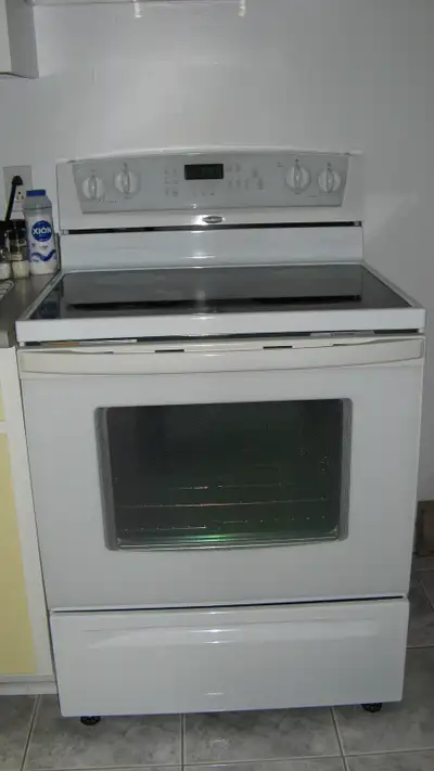 Cuisinière et réfrigérateur Whirlpool, View more