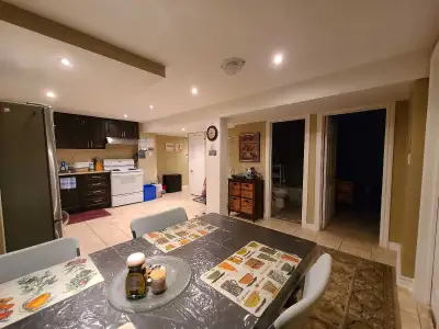 PRIVATE ROOM FOR RENT IN ETOBICOKE (NEAR AIRPORT) ***Looking for clean, quiet, well-behaved full-tim...