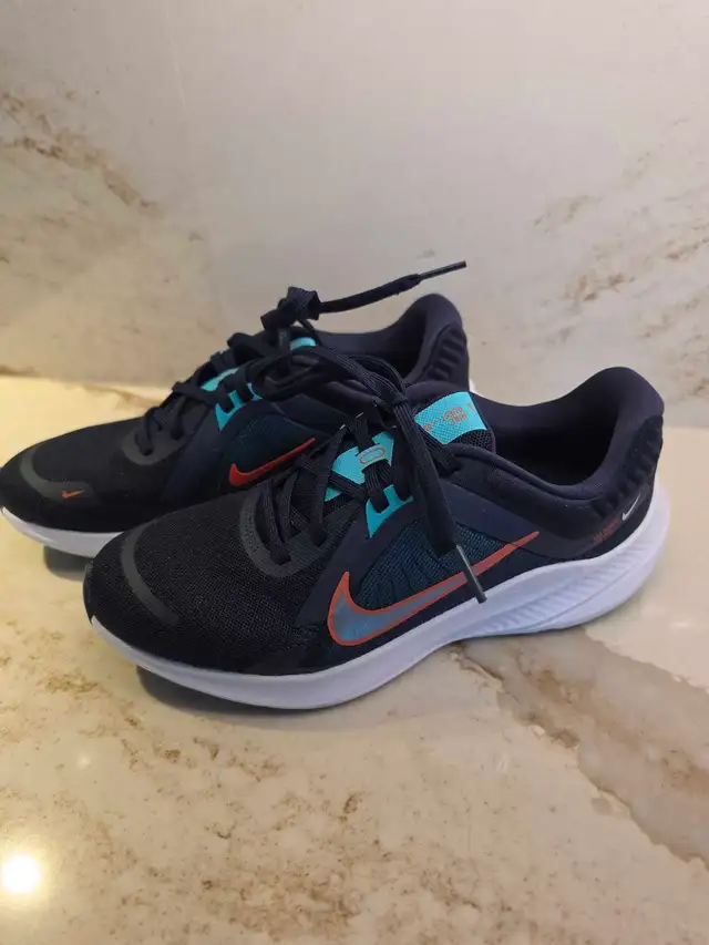 Like New Ladies Navy Nike Sneakers 7.5  in Women's - Shoes in Moncton - Image 3