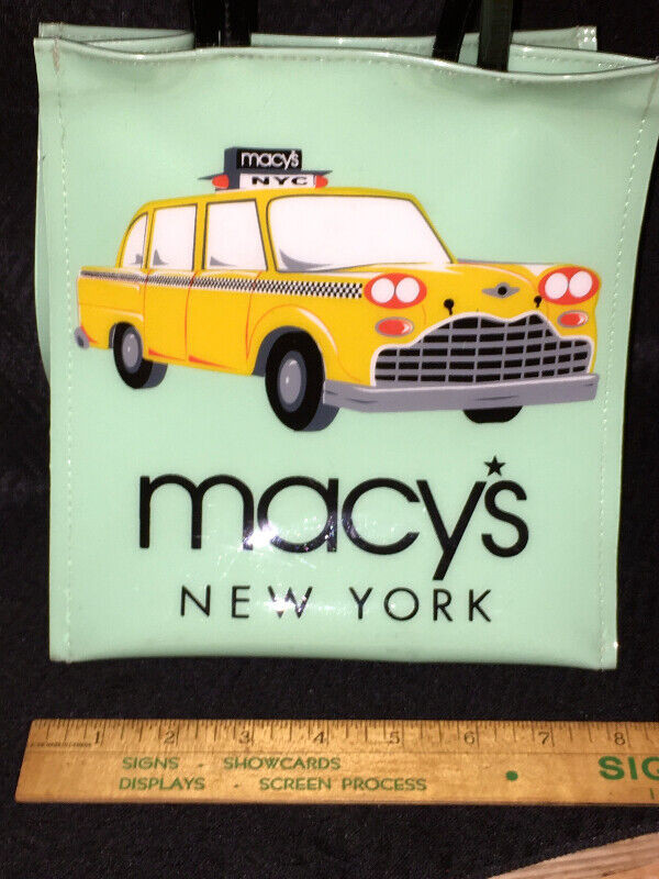 Macy's New York Yellow Taxi Vinyl Tote / lunch bag  8 inch in Women's - Bags & Wallets in Mississauga / Peel Region - Image 2