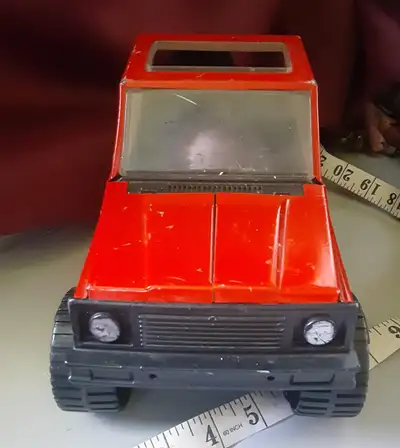 This vintage Tonka truck from the 1980s is a must-have for collectors and enthusiasts alike. The red...