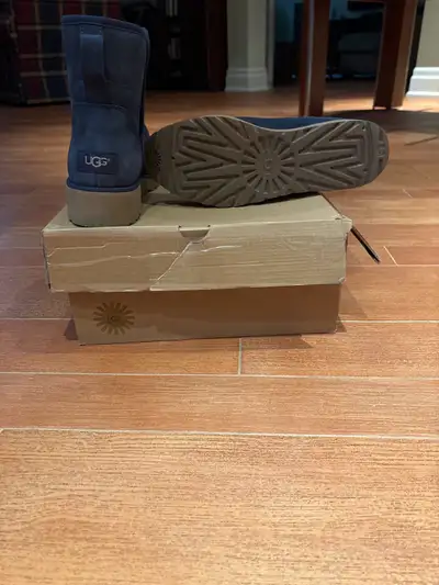 Navy blue platform Ugg boots size 10. In new condition