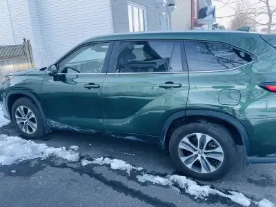 Hybrid Highlander 2023, Model XLE AWD Sunroof Wireless charger Winter and Summer tires and rims