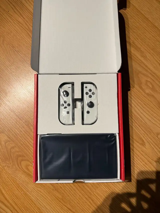 Nintendo Switch OLED in Nintendo Switch in City of Montréal - Image 3