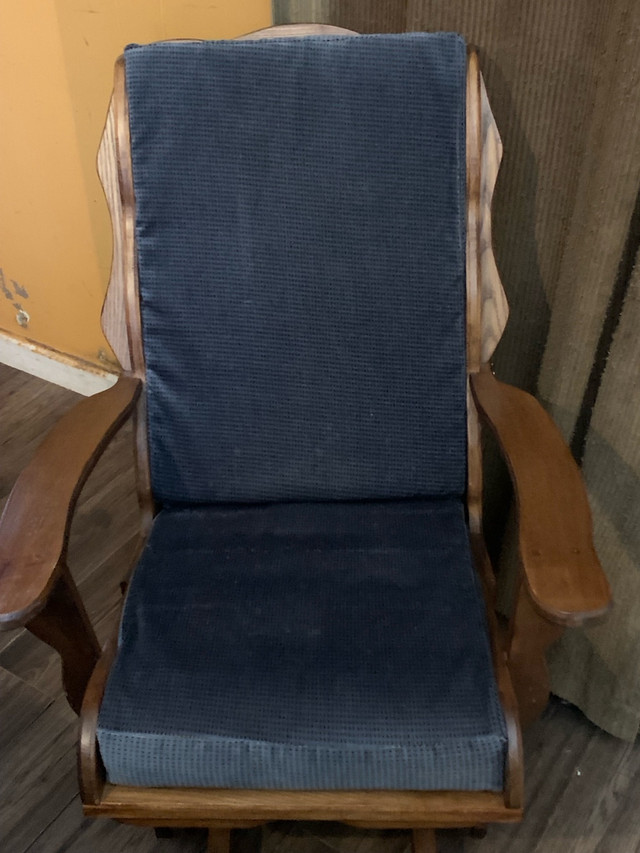 Solid wood glider rocking chair excellent condition.  in Chairs & Recliners in North Bay - Image 2