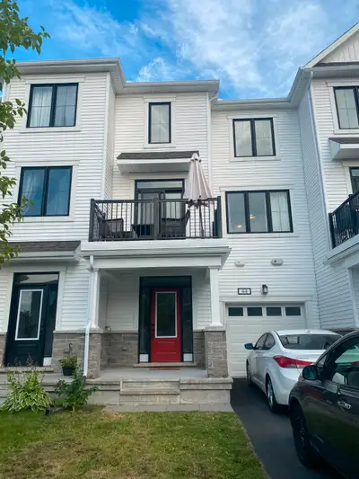 Immaculate 2 Bedroom + Den Townhouse for Rent – Kanata South