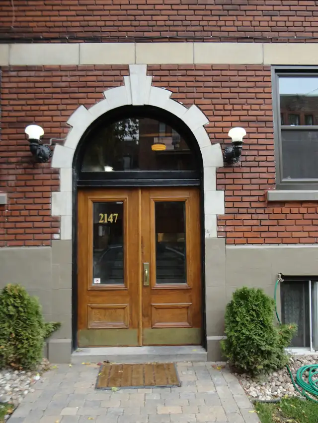 Gorgeous, top floor, private suana. 2 bedroom, 5 1/2, views, s/w