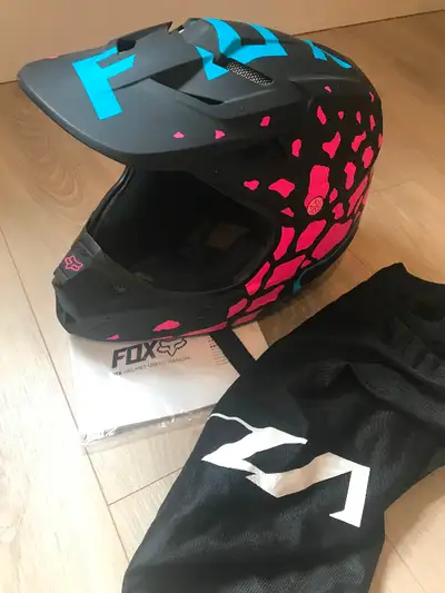 Fox V1 Motorcycle / Motocross / Dirtbike Helmet Used only a couple times- very good (almost new) con...