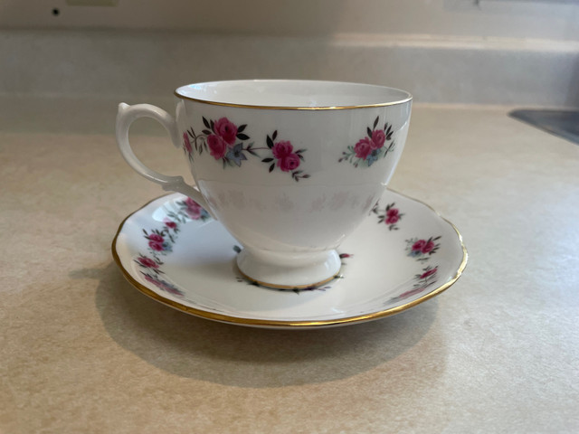 Tea cup and saucer in Arts & Collectibles in Napanee