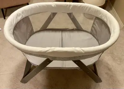 Baby Bassinet and baby bath tab Very nice baby bassinet/bed side crib . Portable, easily folds up. C...