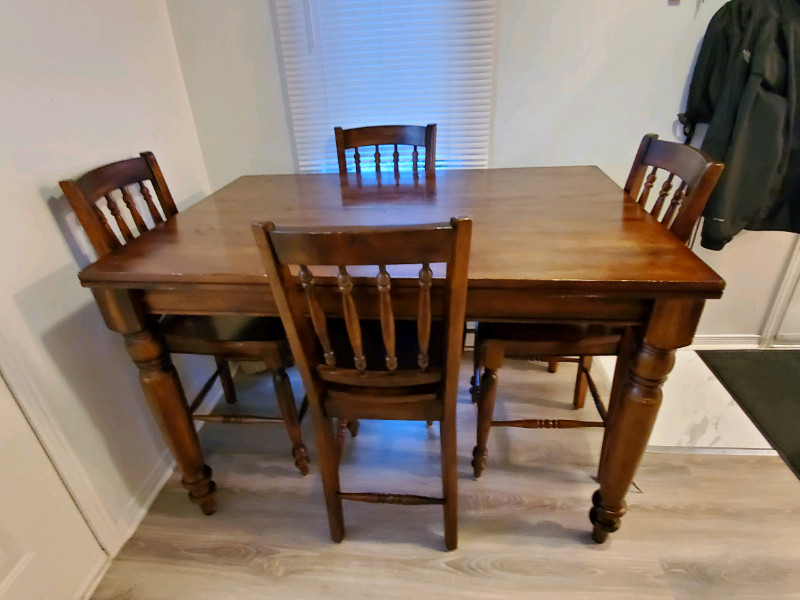 Belle table bistro/haute Dining Tables & Sets Gatineau Kijiji