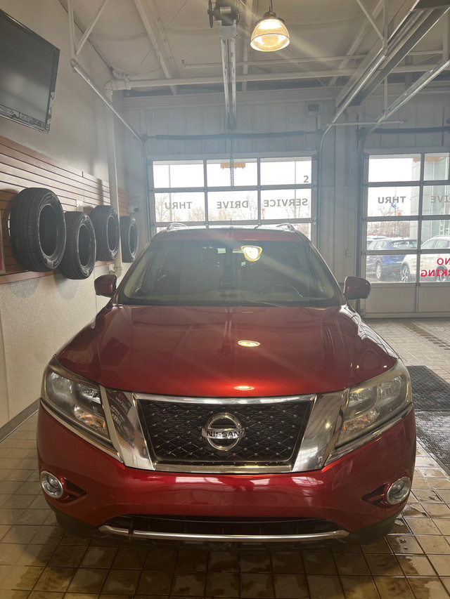 2015 Red Pathfinder Platinum  in Cars & Trucks in Calgary