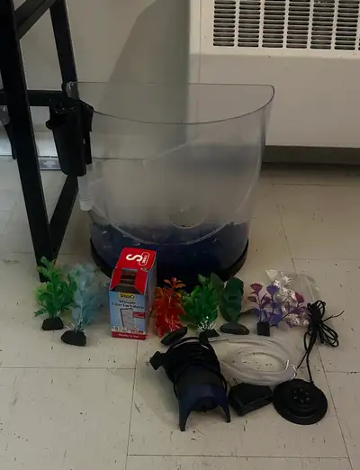 Hi I’m selling this excellent used 3 gallon half moon fish tank! Great for a betta or a hospital tan...