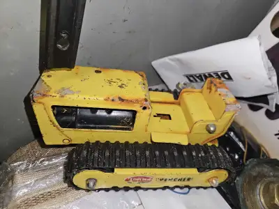 Voici un jouet excavateur Tonka Trencher vintage, un classique pour les collectionneurs et les amate...