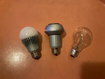Pick up is in Thornhill, nearest cross streets Bayview and Proctor. 3 light bulbs, used, but still w...
