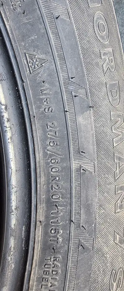Nokias Nordman 7 Clouté 275\60\R20 clouté 9/32 Excellente état 500$ pour l’ensemble Pour F-150