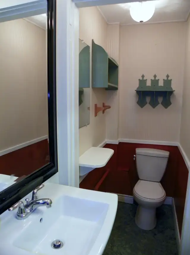 one bedroom heat lights hot water centrally located in Long Term Rentals in Charlottetown - Image 9