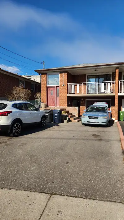 3 bedroom Rent Main Floor in Scarborough (Markham & Eglinton)