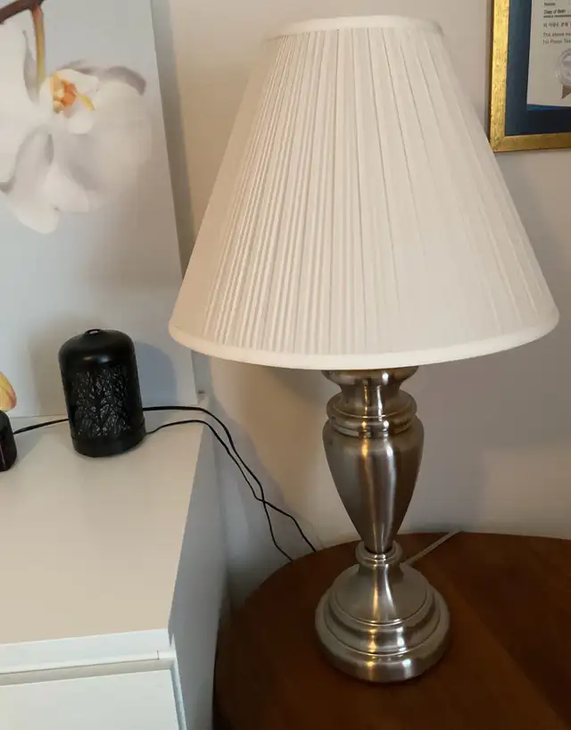 Table lamp in Indoor Lighting & Fans in Ottawa - Image 3