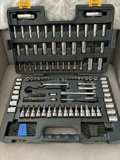 Excellent condition. 128-pc socket set. Includes moulded carrying case. Basically the same as this u...