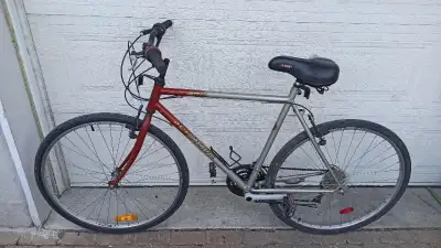 3x 28" hybrid bikes / vélo hybride :