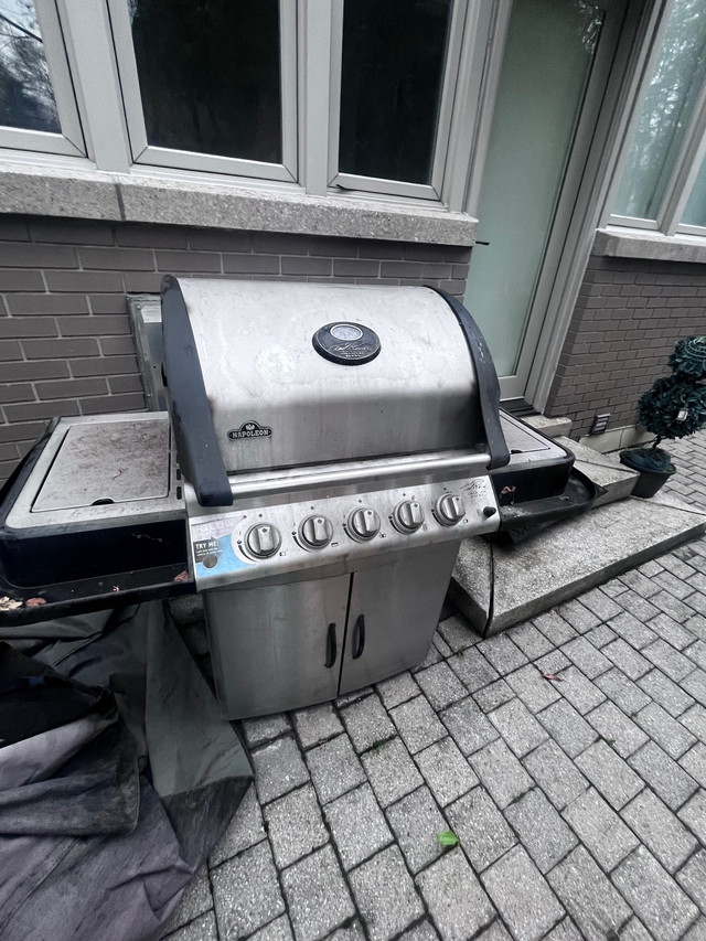 Top-Notch Napoleon BBQ Grill in Excellent Condition" in BBQs & Outdoor Cooking in City of Toronto