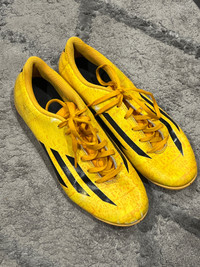 Men’s indoor soccer shoes (size 8)